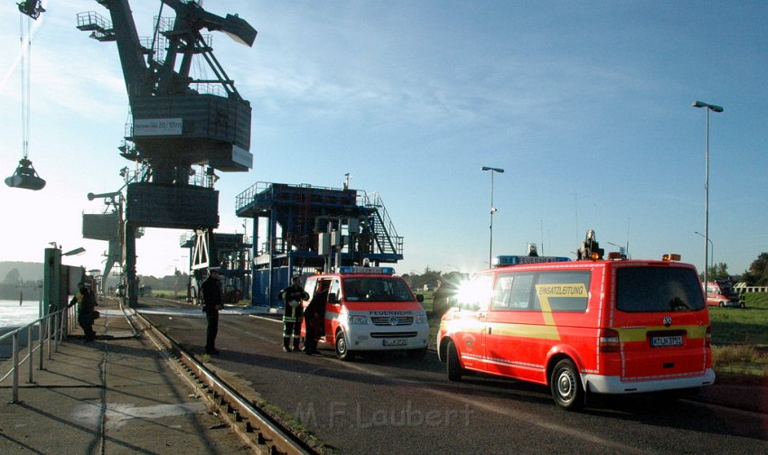 LKW faehrt in den Rhein Langel Hitdorf Faehre P116.JPG